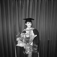 Sarah Menzel resmi mengakhiri masa kuliahnya dengan lulus dari Bournemouth University. Ia pun merayakan kelulusannya dengan mengikuti wisuda [@sarah_menzel]