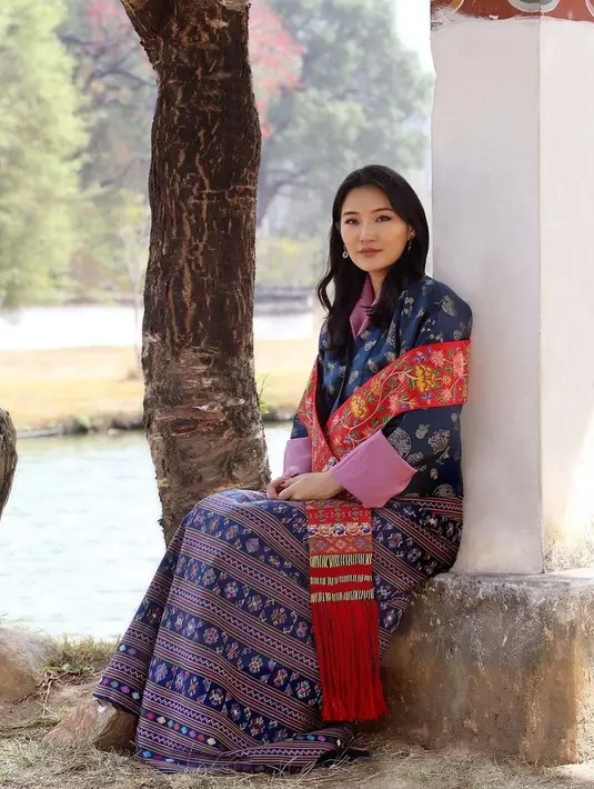 Tak hanya itu, Jetsun Pema juga kerap mencuri perhatian dengan kecantikan alami yang dimilikinya. Terbaru penampilannya saat merayakan ulang tahun ke-34. [@queenjetsunpema]