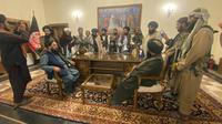 Pejuang Taliban menguasai Istana Kepresidenan Afghanistan di Kabul, Afghanistan, Minggu (15/8/2021). Taliban menduduki Istana Kepresidenan Afghanistan setelah Presiden Afghanistan Ashraf Ghani melarikan diri dari negara itu. (AP Photo/Zabi Karimi)