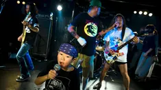 Amon yang berusia 5 tahun dan ayahnya, Shizeru (kanan) tampil sebagai vokalis band punk Saigan Terror di Earthdom, Tokyo, 23 Agustus 2015. (REUTERS/Thomas Peter)