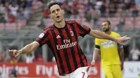 Striker AC Milan, Nikola Kalinic, melakukan selebrasi usai mencetak gol ke gawang Udinese pada laga Serie A di Stadion San Siro, Milan, Minggu (17/9/2017). AC Milan Menang 2-1 atas Udinese. (AP/Luca Bruno)