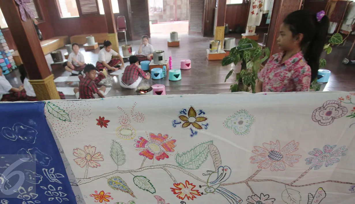 Murid  SD Tarakanita 2 belajar proses membuat batik di Museum Tekstil, Jakarta,  Jumat (2/10/2015). Peringatan hari batik tersebut menjadi pembelajar sejak dini bagi siwa sisiwi tersebut untuk belajar membatik. (Liputan6.com/Angga Yuniar)