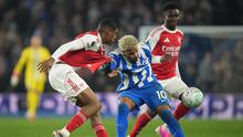 Cristhian Mosquera dan Georginio Rutter berebut bola dalam laga Liga Inggris antara Brighton vs Arsenal di American Express Stadium, 5 Maret 2026. (AP Photo/Alastair Grant)
