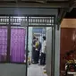 Polisi memeriksa lokasi pembunuhan seorang perempuan di sebuah rumah di Jalan H Daud, Sukmajaya, Kota Depok. (Liputan6.com/Dicky Agung Prihanto)