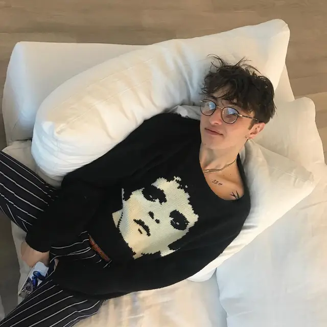 6 Potret Anwar Hadid, Adik Gigi Hadid yang Dikabarkan Pindah Agama