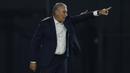 Pelatih Brasil, Tite memberi instruksi kepada pemainnya saat melawan Paraguay dalam laga kualifikasi Piala Dunia 2022 Zona Conmebol di Defensores del Chaco Stadium, Asuncion, Selasa (8/6/2021). Brasil menang 2-0 atas Paraguay. (AP/Jorge Saenz)