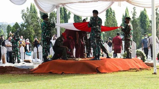 Prosesi pemakaman jenazah Hermanto Dardak (https://www.instagram.com/p/ChgzmM3vDKB/)