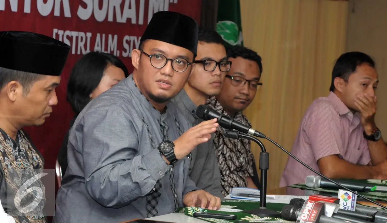 Ketua PP Pemuda Muhammadiyah Dahnil Anzar Simanjuntak saat jumpa pers 'Mencari Keadilan untuk Suratmi' di kantor PP Muhammadiyah, Jakarta (1/3). Suratmi menyampaikan kepada Muhammadiyah agar jenazah Siyono dilakukan autopsi. (Liputan6.com/Helmi Afandi)