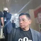 David Bayu dan putrinya, AD, didampingi pengacara Sandy Arifin saat menjalani pemeriksaan terkait kasus dugaan video syur mirip AD di Polda Metro Jaya, Rabu (7/8/2024). (Dok. via M. Altaf Jauhar)