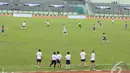  Pertandingan selama 2 x 30 menit berlangsung seru dan menghibur. Kegagalan penalti Ibnu Djamil, membuat tim artis kalah 1-2 dari Persib U-21. (Liputan6.com/GilarDhani)