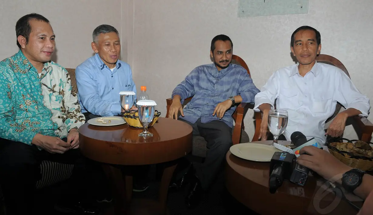 Jokowi dan para politisi dari PDIP dan Nasdem itu terlihat duduk bersama dengan Samad sambil menunggu pesawat yang mereka tumpangi siap untuk terbang (Liputan6.com/Herman Zakharia)