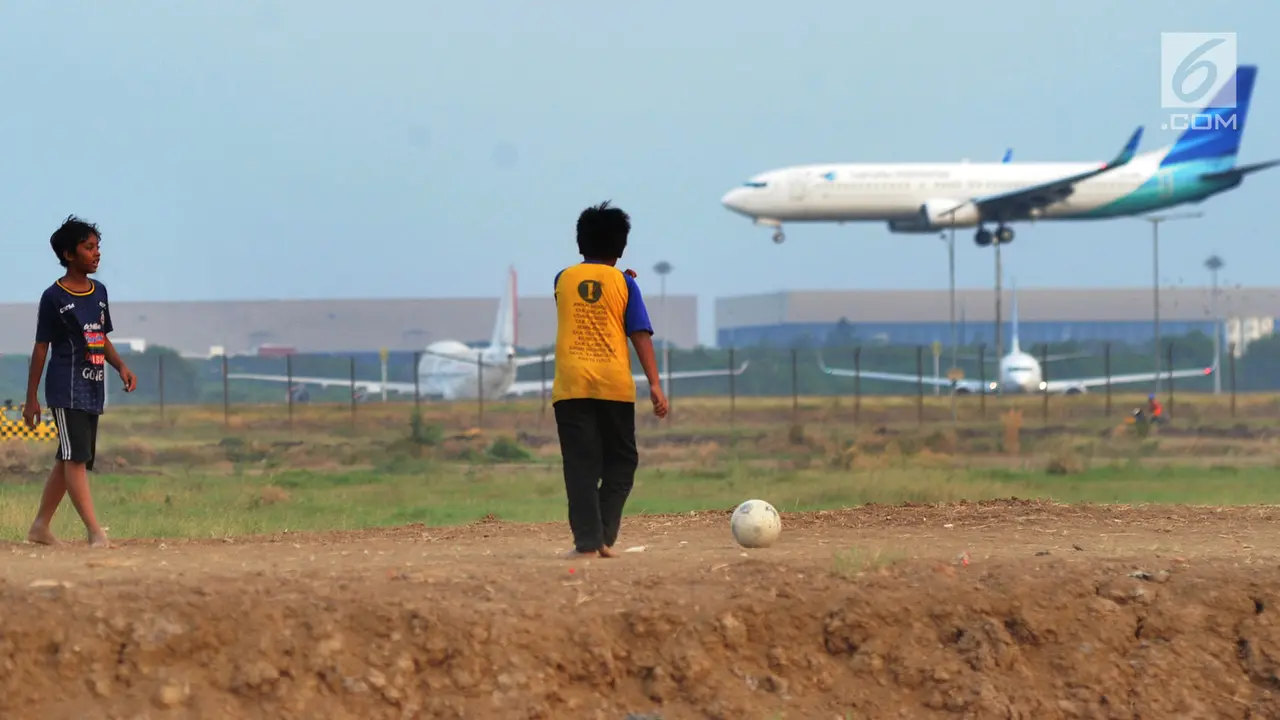 Bermain Bola di Proyek Perluasan Landasan Pacu Bandara Soetta