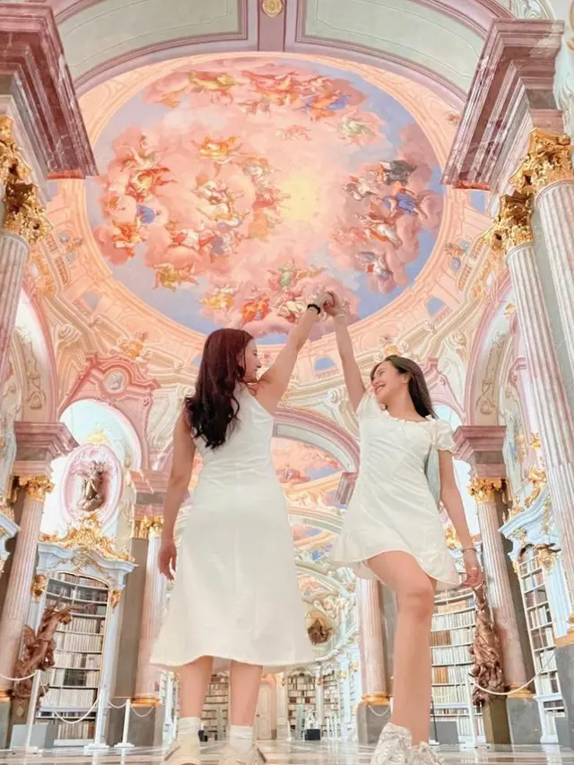 10 Gaya Kasual Cassandra Lee Liburan di Eropa, Makin Menawan di Usia 21 Tahun