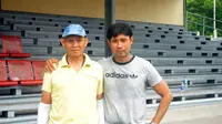 Kiper legendaris Indonesia, Harry Tjong merayakan Natal di lapangan, sambil melatih bersama anaknya, Eduard Tjong.
