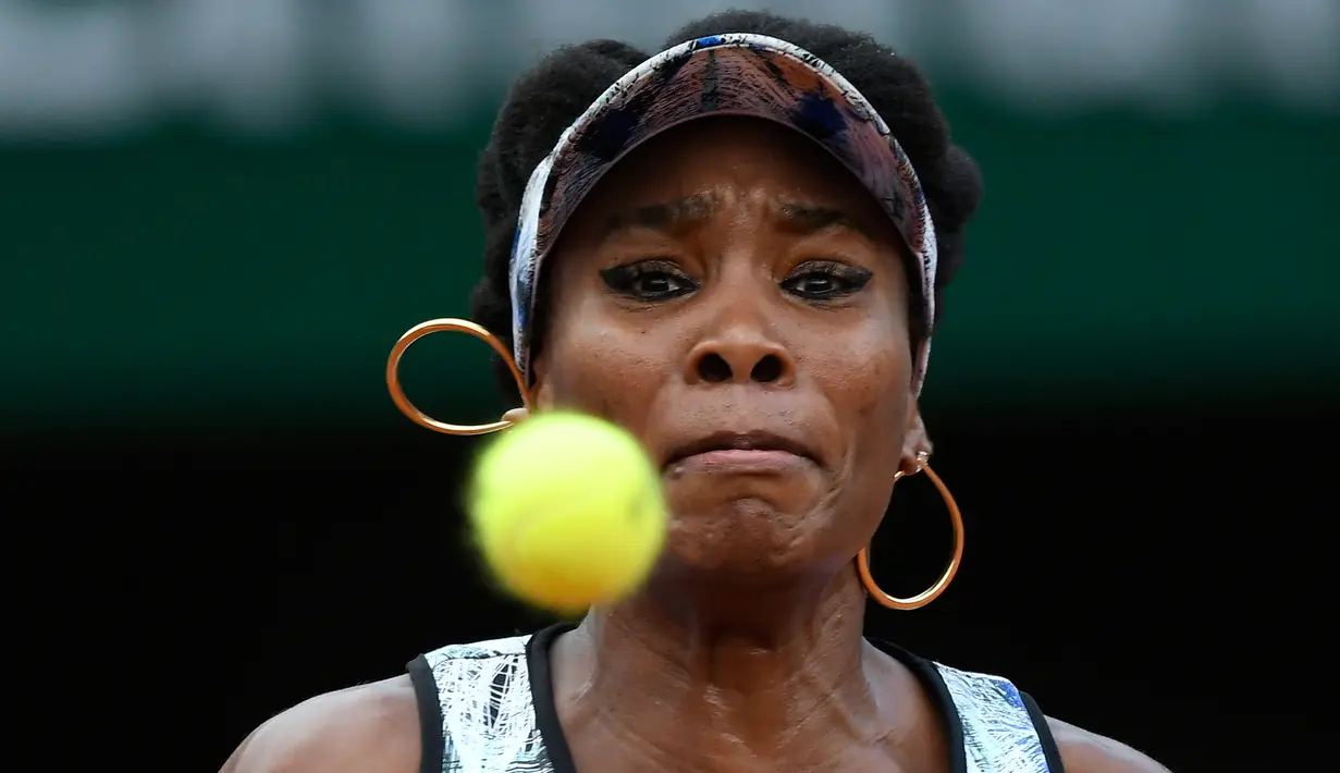 Ekspresi petenis AS, Venus Williams saat bermain melawan petenis Belgia Elise Mertens dalam pertandingan French Open 2017 di Roland Garros, Paris (2/6). (AFP Photo/Lionel Bonaventure)