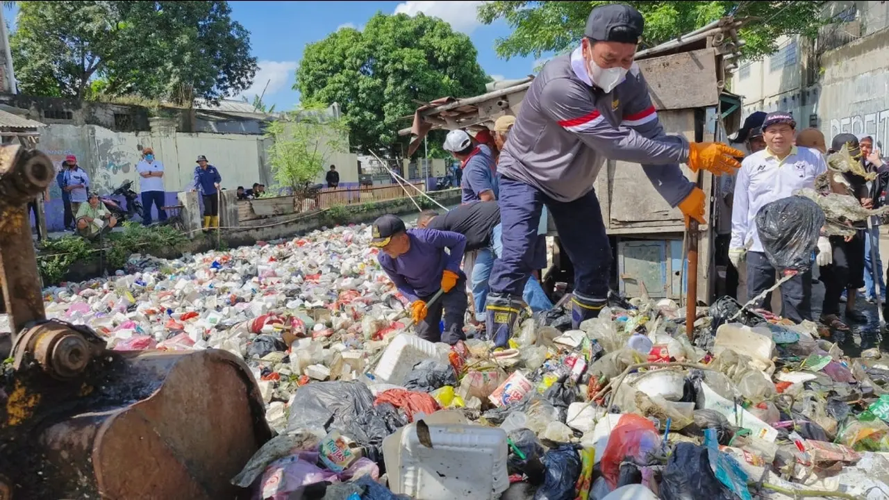 Bupati Tangerang Moch Maesyal Rasyid dan warga, turun ke sungai membersihkan tumpukan sampah di sungai, Minggu (6/4/2025).