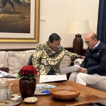 Presiden Prabowo Subianto menerima Menteri Investasi sekaligus CEO Danantara, Rosan Roeslani, di kediamannya di Kertanegara pada Sabtu malam (27/12/2025). (Liputan6.com/ Dok IG Sekretariat Kabinet)
