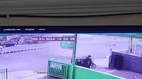 Rekaman CCTV angin puting beliung sapu jalan di Jalan Lingkar Selatan Kota Sukabumi (Liputan6.com/Istimewa).