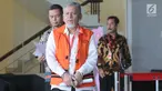 Ketua DPRD Kebumen, Cipto Waluyo berjalan keluar seusai menjalani pemeriksaan di Gedung KPK, Jakarta, Jumat (24/5/2019). Cipto Waluyo diperiksa sebagai tersangka kasus dugaan suap pengurusan anggaran Dana Alokasi Khusus (DAK) pada perubahan APBN Kabupaten Kebumen. (merdeka.com/Dwi Narwoko)