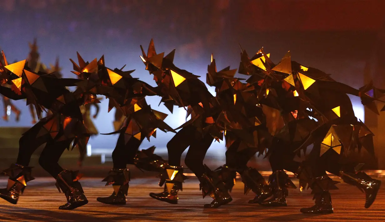 Penari tampil dalam Upacara Pembukaan Pan American Games Lima 2019 di Estadio Nacional, Lima, Peru (26/7/2019). Pan American Games XVIII diadakan dari 26 Juli hingga 11 Agustus 2019. (AP Photo/Rebecca Blackwell)