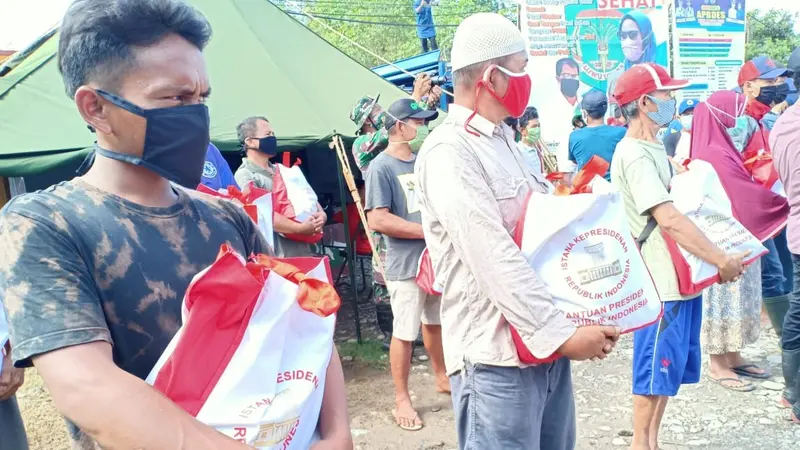 Presiden Jokowi kirimkan bantuan sembako kepada masyarakat terdampak banjir bandang di Kabupaten Luwu Utara, Sulawesi Utara.