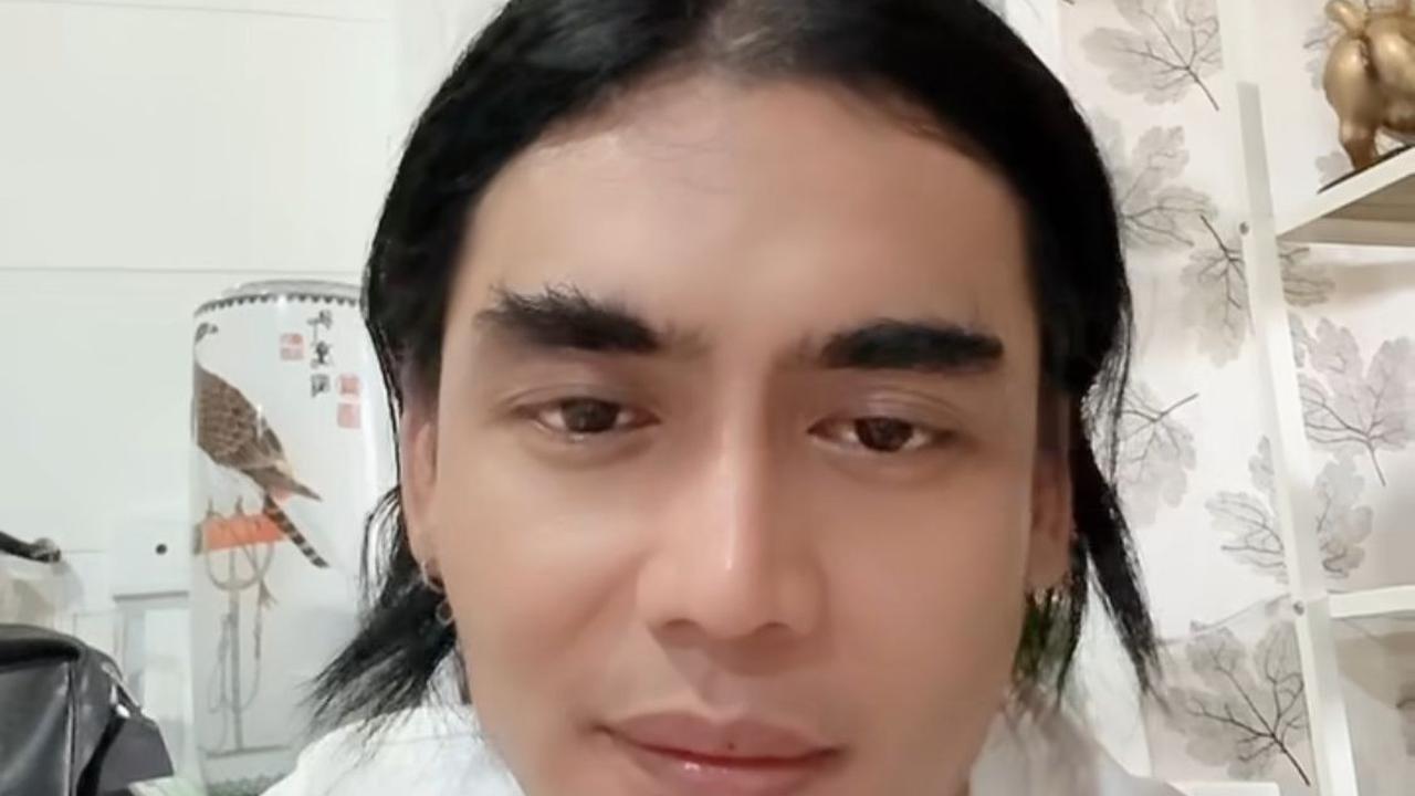 Charly Van Houten Makan di Kaki Lima, Netizen Heboh Sebut 'Artis Kampung', Apa Alasannya?