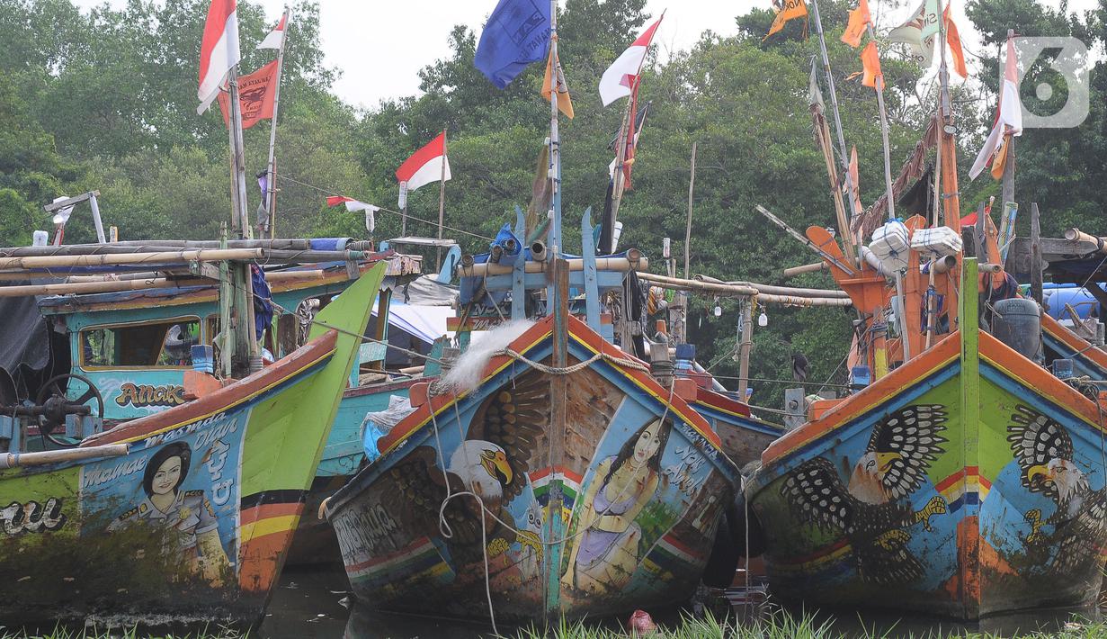 Kapal nelayan bersandar di Dermaga Kali Angke, Jakarta, Sabtu (9/9/2023). (merdeka.com/Imam Buhori)