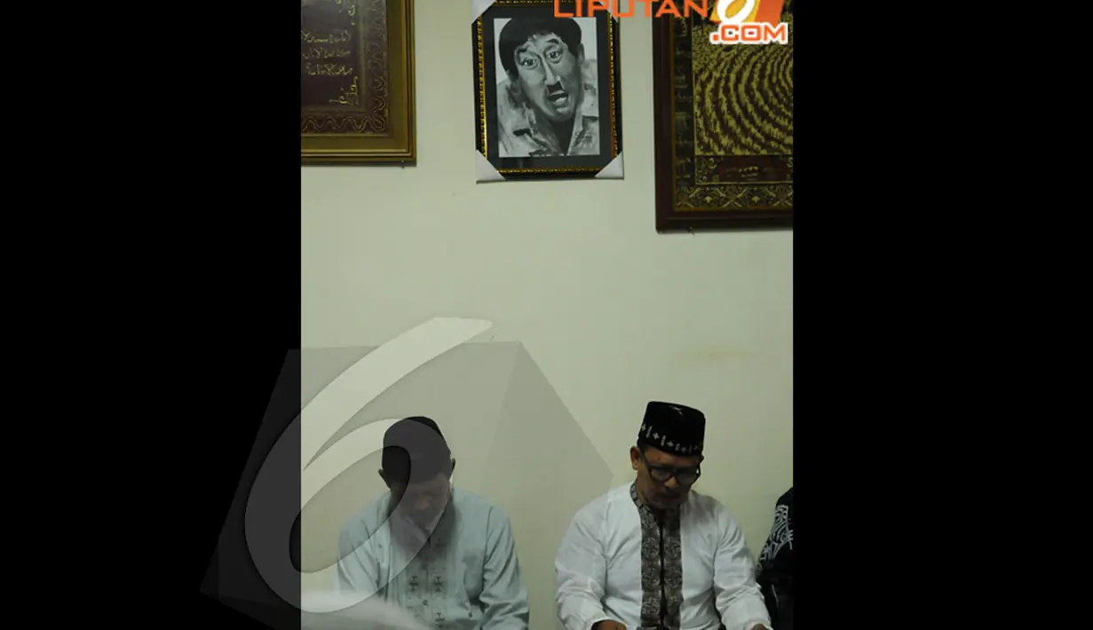 Sebuah lukisan Jojon terpampang di ruang tamu, Ciledug, Tangerang, Senin (14/04/2014) (Liputan6.com/Andrian M Tunay).