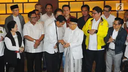 Capres-cawapres 01 Joko Widodo dan Ma'ruf Amin bersalaman saat konferensi pers di Jakarta, Rabu (17/4). Meskipun Jokowi-Ma'ruf unggul dalam hitungan cepat namun Jokowi meminta pendukungnya tetap menunggu penghitungan resmi KPU atas hasil perolehan suara Pilpres 2019. (Liputan6.com/Angga Yuniar)