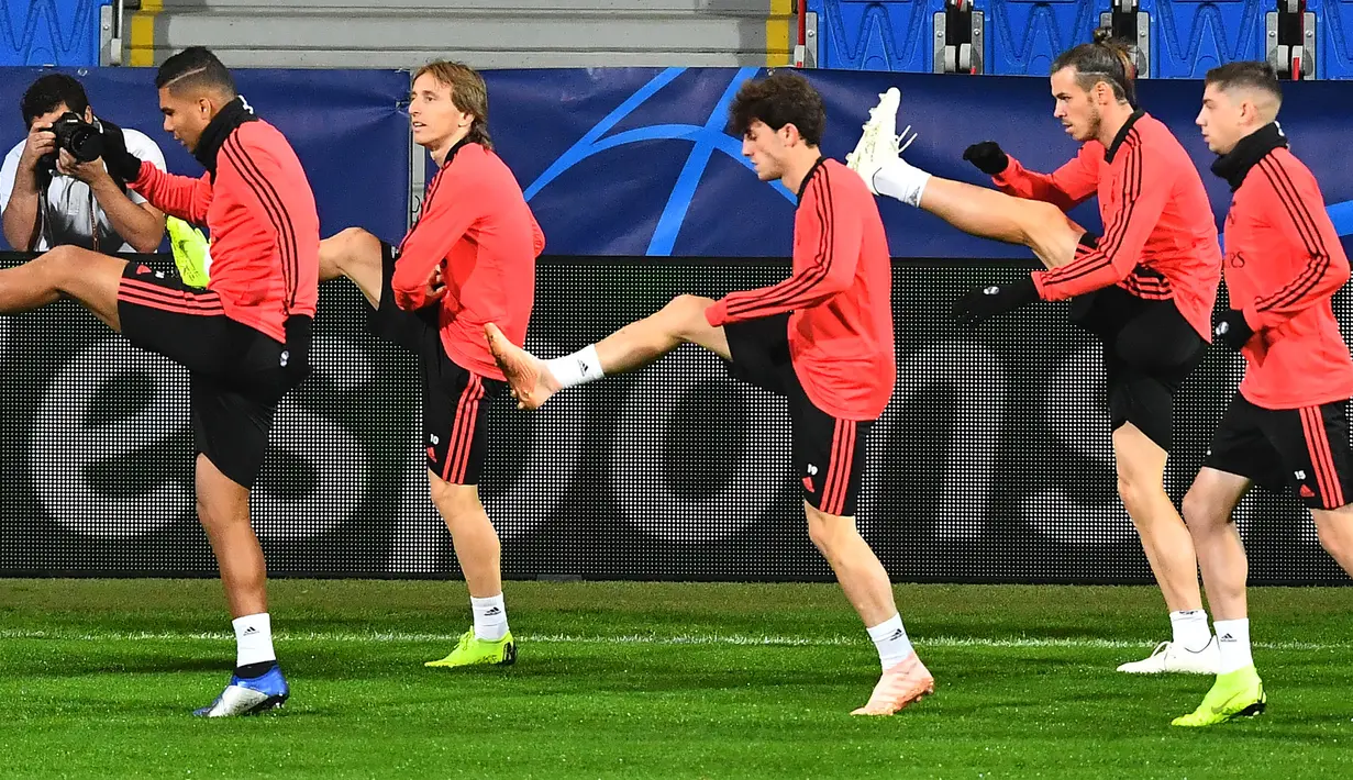 Pemain Real Madrid, Gareth Bale (dua kanan) dan rekan-rekannya saat sesi latihan di Stadion Doosan Arena, Plzen, Republik Ceko, Selasa (6/11). Real Madrid akan menghadapi Viktoria Plzen dalam Grup G Liga Champions. (JOE KLAMAR/AFP)