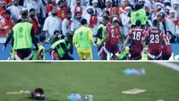 Ricuh Saat Laga Qatar dan UEA, Suporter Marah Sambil Melempar Botol hingga iPhone 17 Pro Max