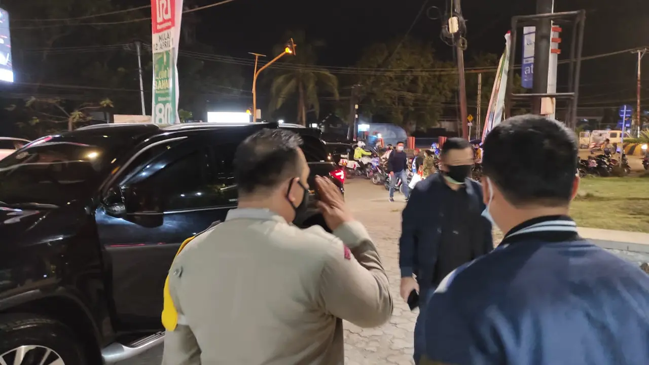 Kapolda NTT, Irjen Pol Drs Lotharia Latif, SH MHum, datangi pos pengamanan hari raya Idul Fitri 2021 di Flobamora Mall di Jalan WJ Lalamentik, Kelurahan Oebufu, Kecamatan Oebobo, Kota Kupang. (Liputan6.com/ Dionisius Wilibardus)