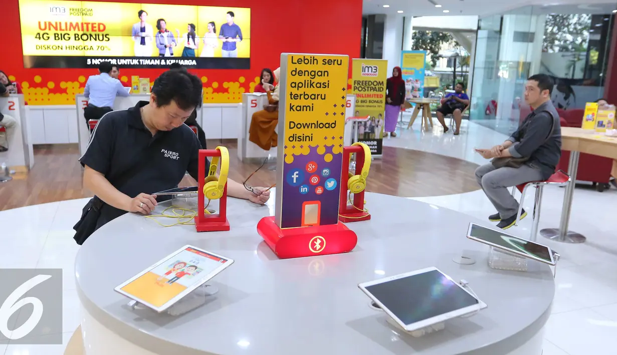 Harga ponsel 4G yang boleh diimpor akan diatur oleh Pemerintah, Jakarta, Kamis (14/7). Ponsel dengan harga di bawah tingkat tertentu tak boleh diimpor. (Liputan6.com/Angga Yuniar)