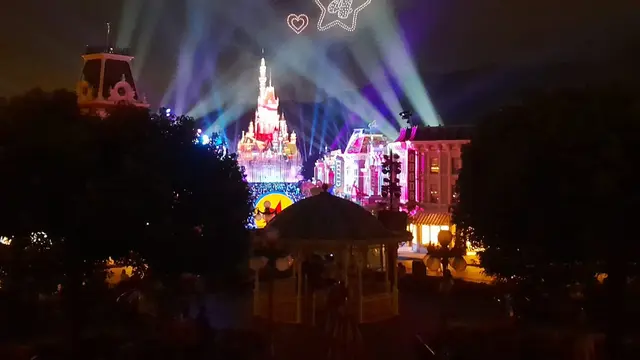 Sajian "Pixar Pals Spectacular" yang khusus hadir di Pixar Summer Fest lalu diakhiri dengan "Momentous" Nighttime Spectacular" dengan pertunjukan kembang api jadi penutup manis di Hong Kong Disneyland. (Foto: Liputan6.com/Benedikta Desideria)