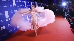 Florence Pugh tiba menghadiri British Independent Film Awards ke-25 di London, Inggris pada Minggu, 4 Desember 2022. Florence Pugh juga tampil sambil melemparkan jubah tipis yang dramatis di belakangnya dengan warna senada. (Photo by Vianney Le Caer/Invision/AP)