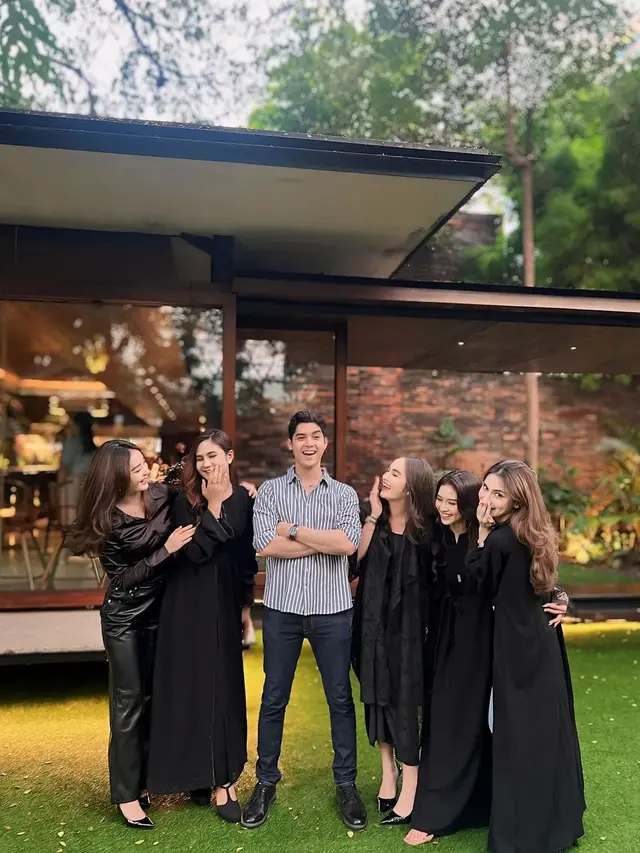 Potret Al Ghazali saat buka bersama bareng pemain Little Mom series (Sumber: Instagram/@elinaaaaajoerg)