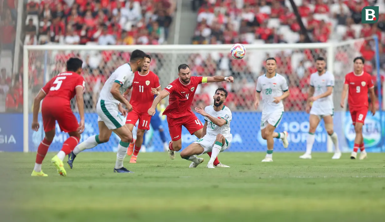 <p>Pemain Timnas Indonesia, Jordi Amat (tengah) berebut bola dengan pemain Irak, Bashar Resan pada laga Grup F putaran kedua Kualifikasi Piala Dunia 2026 zona Asia di Stadion Utama Gelora Bung Karno (SUGBK), Senayan, Jakarta, Kamis (6/6/2024). (Bola.com/M Iqbal Ichsan)</p>