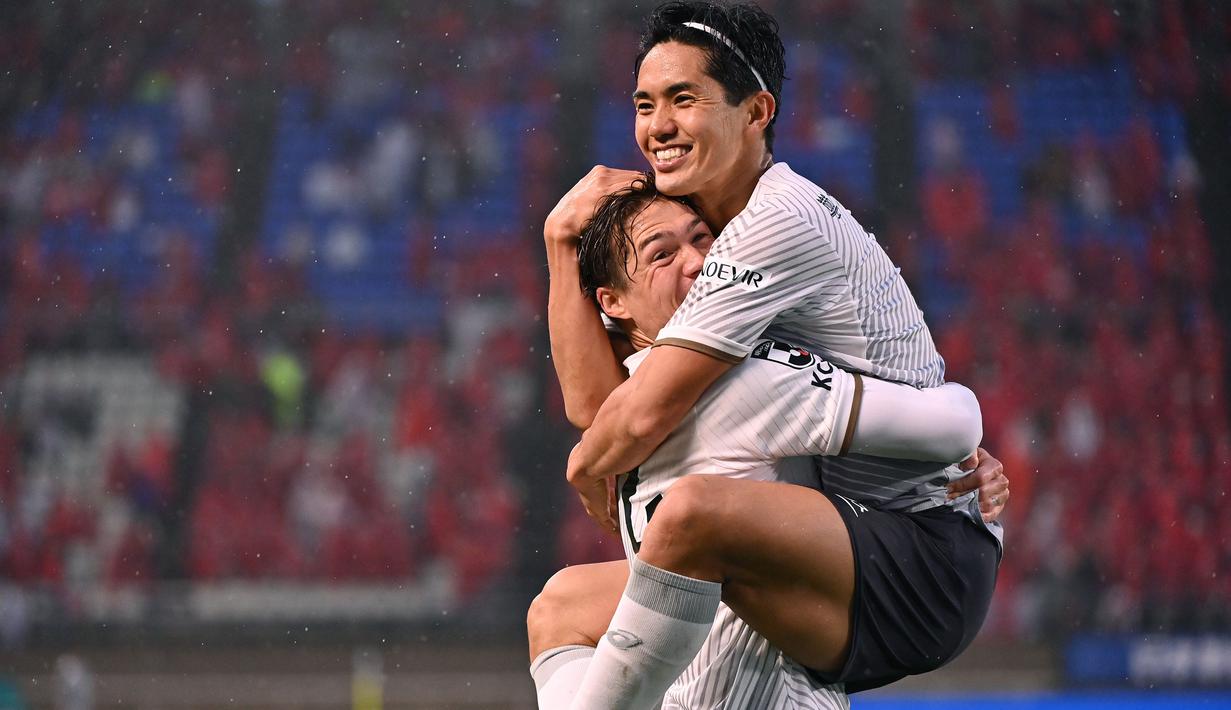 Pemain Vissel Kobe, Yoshinori Muto (kanan) merayakan gol kelima timnya bersama Gotoku Sakai saat laga J1 League 2023 melawan Kashima Antlers di Kashima Soccer Stadium, Kashima, Ibaraki, Jepang, 15 April 2023. (Dok. J.League)
