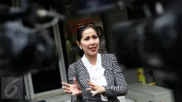 Aktris Venna Melinda memberikan keterangan di Polda Metro Jaya, Jakarta, Senin (4/1/2015). Venna melaporkan oknum yang diduga mencatut namanya di media sosial dalam kasus penipuan bermodus jual beli online. (Liputan6.com/Immanuel Antonius)