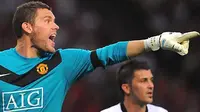 Aksi kiper Manchester United, Ben Foster dalam partai persahabatan kontra Valencia di Old Trafford, Manchester, pada 5 Agustus 2009. AFP PHOTO/ANDREW YATES