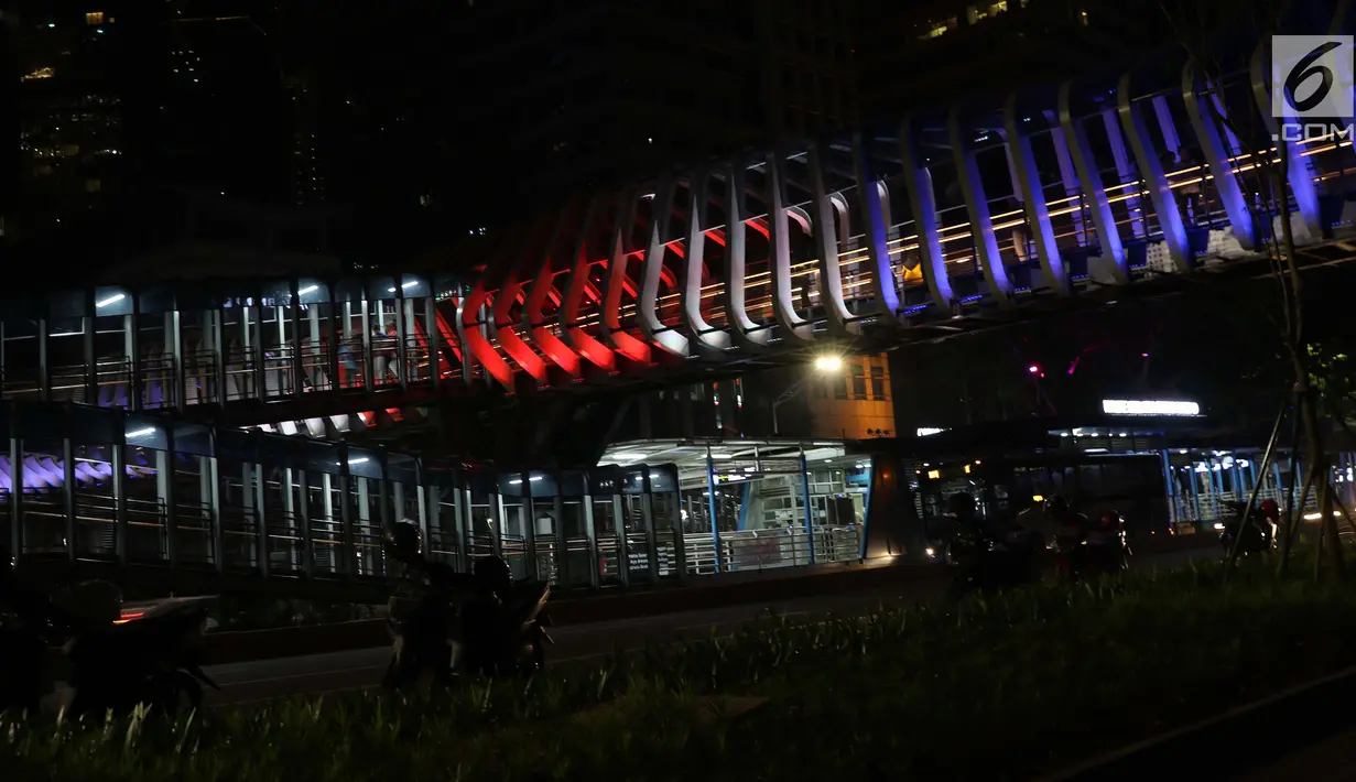 Warna lampu seperti bendera Selandia Baru terlihat di JPO Gelora Bung Karno, Jakarta, Minggu (17/3). Pencahayaan tematik ini sebagai tanda berdukacita atas peristiwa penembakan keji di Kota Christchurch, Selandia Baru. (Liputan6.com/Helmi Fithriansyah)