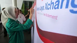 Walikota Tangerang Selatan Airin Rachmy Diani menandatangani papan donor darah di, Tangerang Selatan, Banten, Minggu (21/8). Kegiatan donor darah ini merupakan kepedulian para pengusaha yang diharapkan bisa membantu PMI. (Liputan6.com)