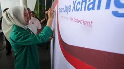 Walikota Tangerang Selatan Airin Rachmy Diani menandatangani papan donor darah di, Tangerang Selatan, Banten, Minggu (21/8). Kegiatan donor darah ini merupakan kepedulian para pengusaha yang diharapkan bisa membantu PMI. (Liputan6.com)