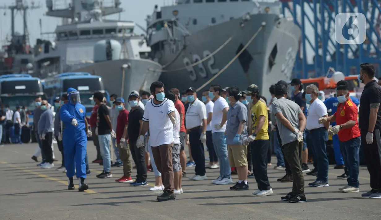 Sejumlah ABK kapal MV Costa Mediterania tiba di dermaga JICT 2 Pelabuhan Tanjung Priok, Jakarta, Selasa (6/10/2020). Dari total 99 orang yang tiba, 82 di antaranya adalah WNA dari delapan negara, seperti Kolombia, Honduras, Filipina, Etiopia, Sri Lanka, Peru dan India. (merdeka.com/Imam Buhori)