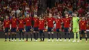 Para pemain starting XI Timnas Spanyol berbaris menyanyikan lagu kebangsaan Spanyol sebelum dimulainya laga Grup A Kualifikasi Euro 2024 menghadapi Timnas Siprus di Granada, Spanyol, Rabu (13/9/2023) dini hari WIB. (AP Photo/Fermin Rodriguez)