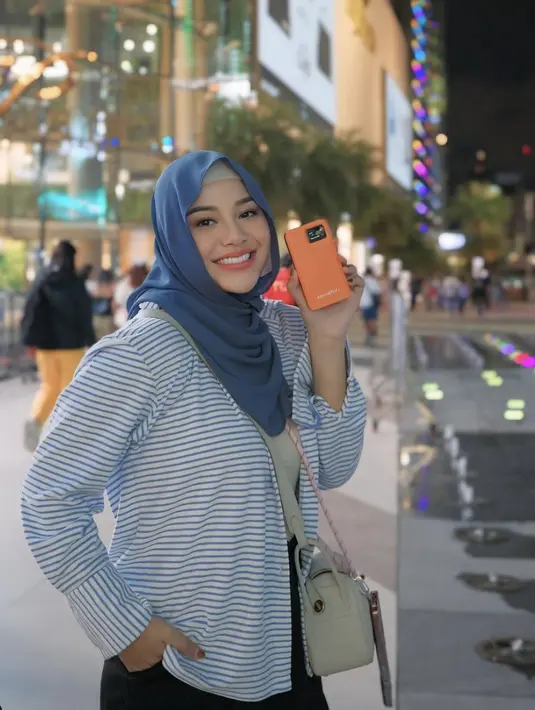 Aurel memilih gaya kerudung yang lebih sederhana, sehingga membuat tampilannya tampak awet muda. [Foto: Instagram/ Aurel Hermansyah]