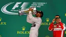 Lewis Hamilton dengan trofi juara F1 GP AS di Sirkuit The Americas, Austin, AS, Senin (26/10/2015) dini hari WIB. (Reuters/Mike Stone)