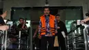 Tersangka suap DPRD Sumatera Utara Saleh Bangun berjalan keluar usai menjalani pemeriksaan di KPK, Jakarta, Senin (7/3). Berkas Ketua DPRD Sumatera Utara periode 2009-2014 itu sudah lengkap dan siap disidangkan. (Liputan6.com/Helmi Afandi)