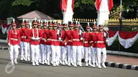 Anggota Paspampres jalan berbaris saat melakukan prosesi pergantian jaga Istana Kepresiden di depan Istana Merdeka, Minggu (28/8). Ini merupakan pelaksanaan seremoni pergantian pasukan jaga istana yang kedua kalinya (Liputan6.com/Faizal Fanani)