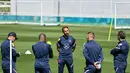 Pelatih Inggris, Gareth Southgate (tengah) berbicara kepada para pemain selama sesi latihan menjelang kompetisi Piala Eropa 2020 di stadion St. George's Park di Burton-upon-Trent  (9/6/2021). Inggris akan bertanding melawan Kroasia pada Grup D Piala Eropa 2020 di Stadion Wembley. (AFP/Justin Tallis)